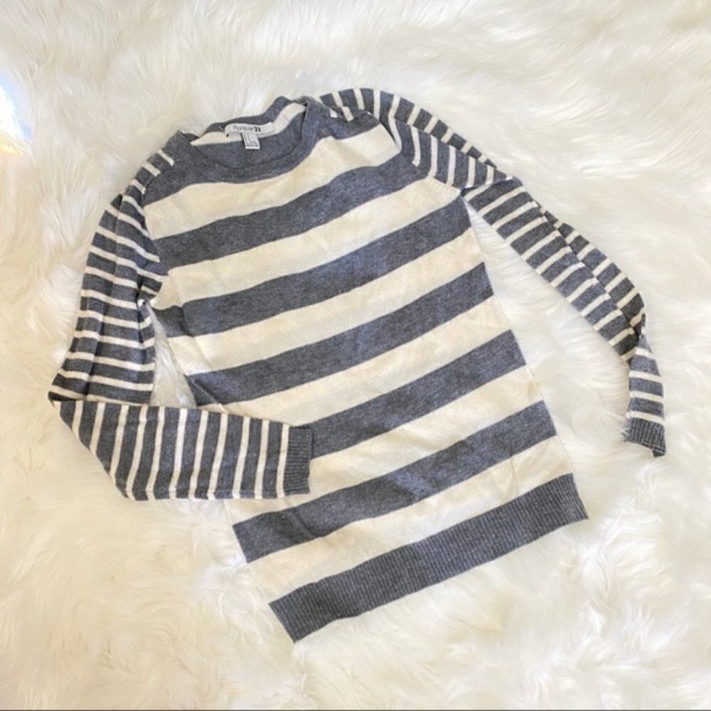 Forever 21 Grey and Ivory Striped Sweater Small
